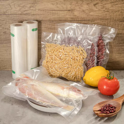 Rolo de saco de material laminado para alimentos com vedação a vácuo texturizado em relevo
